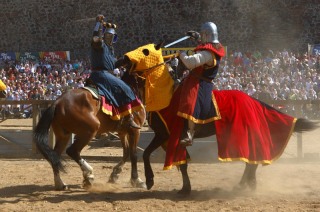Около 400 рыцарей съехались на фестиваль “Новогрудский замок”