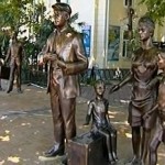 В Сочи открыли памятник героям "Бриллиантовой руки"