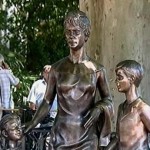 В Сочи открыли памятник героям "Бриллиантовой руки"